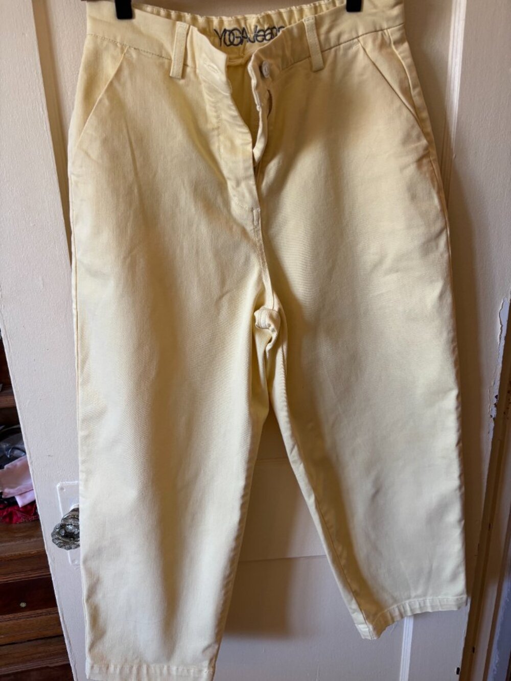 NWOT Canadian brand YOGA relaxed jeans. Buttery yellow colour. Size 29
